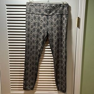 Athleta ultimate 7/8 tight in snakeskin in large tall